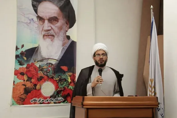 مسؤول انتقادناپذیر جایگاهش را بالاتر از نقد می‌داند