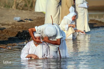 مراسم غسل تعمید منداییان در کنار رودخانه کارون