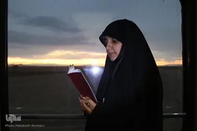 خواندن دعای سفر یکی ازدانشجویان در قطار