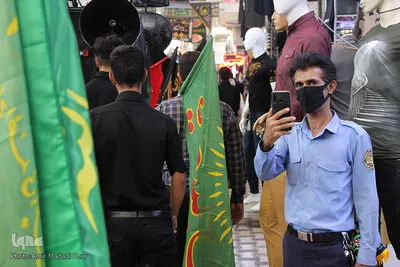 توزیع پرچم عزای حسینی بین بازاریان بیرجند
