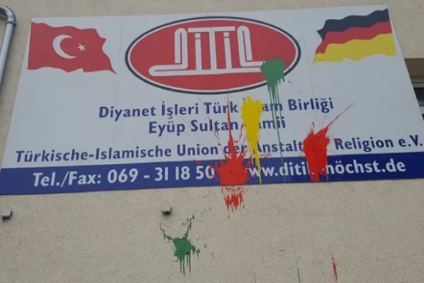 Almanya'da bir camiye boyalı saldırı, bir camide hırsızlık