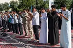 نماز عید قربان در امام‌زاده طاهر کرج