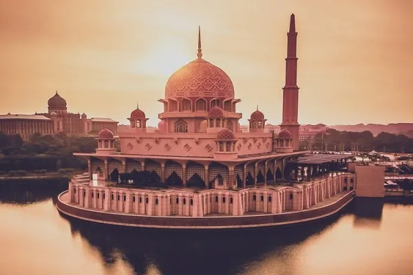 فروغ معماری ایرانی بر تارک مسجد صورتی + فیلم