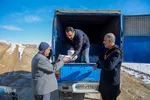 طبخ و توزیع نذورات حرم شاهچراغ(ع) در میان مناطق زلزله‌زده خان‌زنیان شیراز