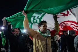 تجمع شبانه مردم در سوگ رهبر شهید و وداع با پیکر شهید حسن عبدالله زاده
