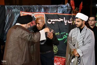حضور امام جمعه ماکو در جمع عزاداران و اهدای چفیه به آنها‎
