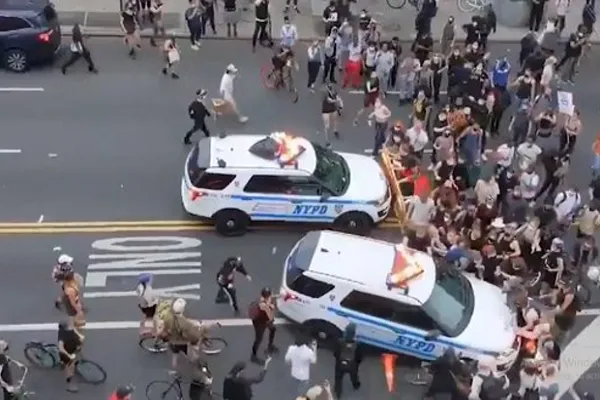 ABŞ polisi nümayişçiləri maşınla əzir