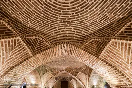 شبستان قدیم مسجد ملک آباد که عمر آن توسط سازمان میراث فرهنگی قریب به سیصد سال تخمین زده شده است