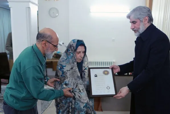 نشان درجه یک هنری به سیمیندخت وحیدی اهدا شد