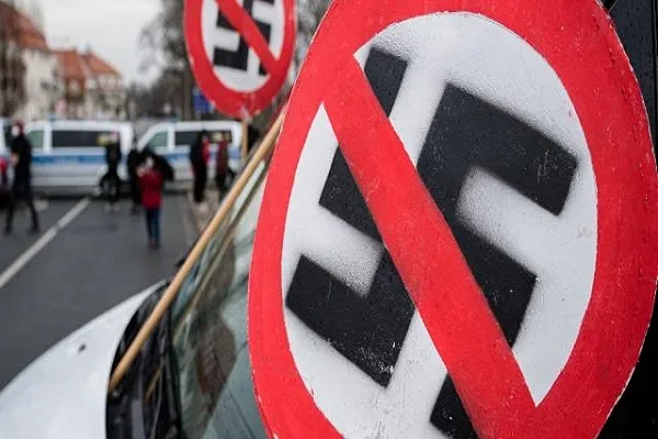 Berlin'de 80'den fazla otomobilin üzerine gamalı haç çizildi