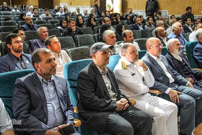رونمایی از کتاب «قاب سرخ» آلبوم تصاویر مادران و پدران شهید در اهر