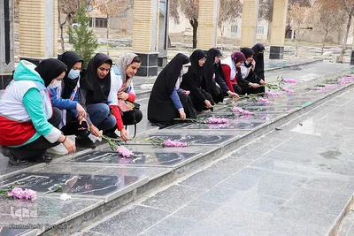 غبارروبی گلزار شهدای ملایر هم‌زمان با روز بزرگداشت شهدا