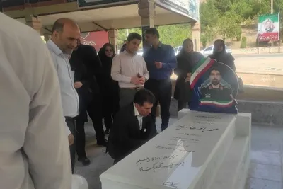 غبارروبی قبور شهدای جنگ تحمیلی 12 روزه توسط اعضای جهاد دانشگاهی لرستان