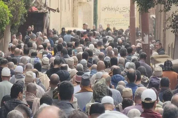 الآلاف يشيعون جثمان 