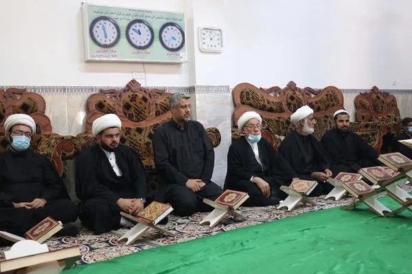 العتبة الحسينية تقيم محفلاً قرآنياً على طريق الزائرين في بابل + صور