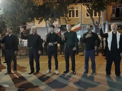 ایستاده در خیابان برای خونخواهی رهبر شهید انقلاب در اهر 