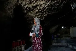 ইসরাইলি আগ্রাসনে ফিলিস্তিনি নারীর গুহায় আশ্রয়