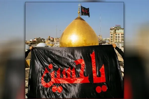 نصب پرچم عزا روی گنبد حسینی بدون مراسم جمعی برگزار می‌شود