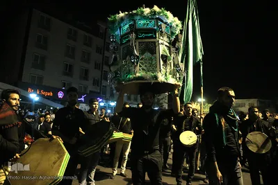 دسته عزاداری شاه حسین گویان در میدان منیریه 