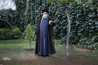 کاشت دو نهال میوه توسط رهبر معظم انقلاب