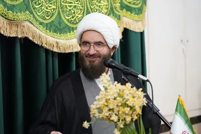حضور رئیس شورای سیاست‌گذاری ائمه جمعه کشور در جمع نمازگزاران لرستانی