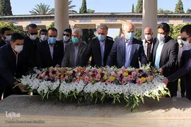گلباران آرامگاه خواجه اهل راز در روز «حافظ»