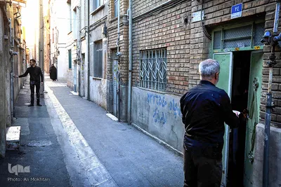 با طلوع آفتاب ظرف های کوچک سمنو بین اهالی محل  پخش می شود.
