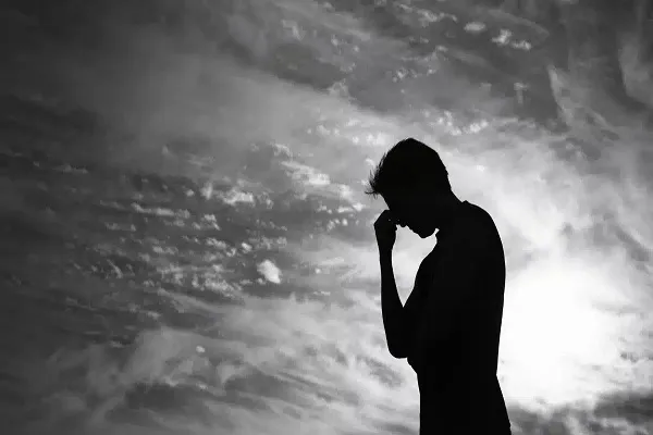 مَنْ عَظَّمَ صِغَارَ الْمَصَائِبِ ابْتُلِيَ بِكِبَارِها