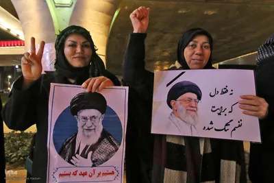 تداوم تجمع شبانه شیرازی در بیعت با رهبری همراه با فرمانده شهید