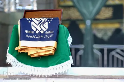 Schwarze Trauerflagge auf Kuppel des Heiligtums von Fatima Masuma