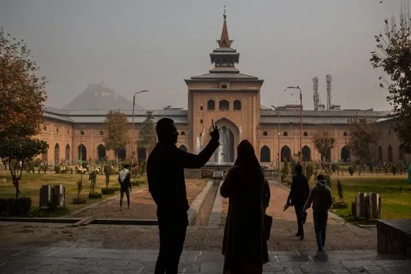 Hindistan hükümeti Jammu ve Keşmir'deki en büyük tarihi camiyi kapattı