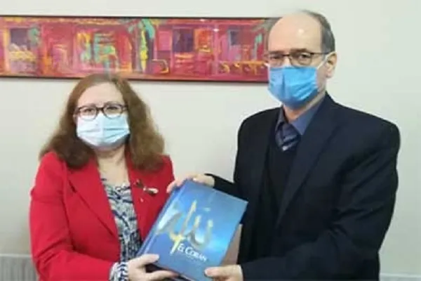Irán dona libros a la Biblioteca Islámica Española