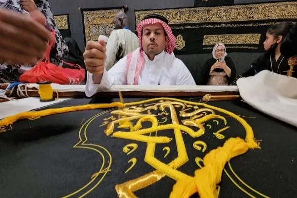Mekke'de Kabe örtüsü sergileniyor