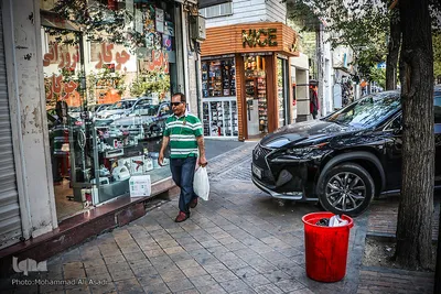 پارک خودرو در مسیر عابرین پیاده