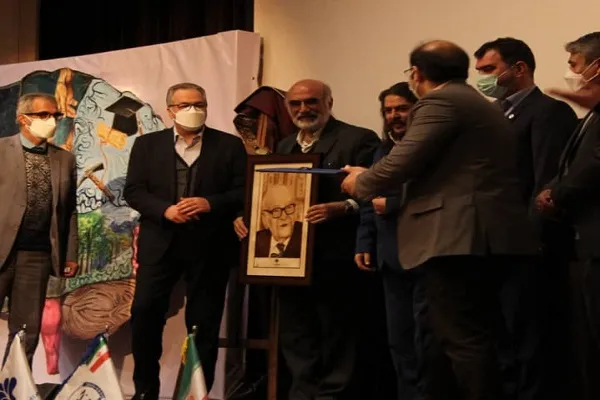 تمبر سوخته ‌نگاری پرفسور ‌حسابی رونمایی شد