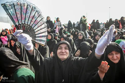 اقامه نماز بر پیکر مطهر رهبر شهید و خانواده ایشان به امامت آیت‌الله العظمی سبحانی 