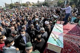 حضور حماسی همدانی‌ها در تشییع پیکر مطهر «احسان مرادی» شهید حرم شاهچراغ