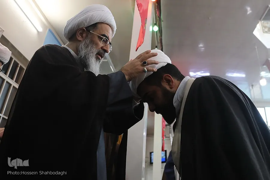 عمامه‌گذاری طلاب توسط آیت‌الله فاضل لنکرانی