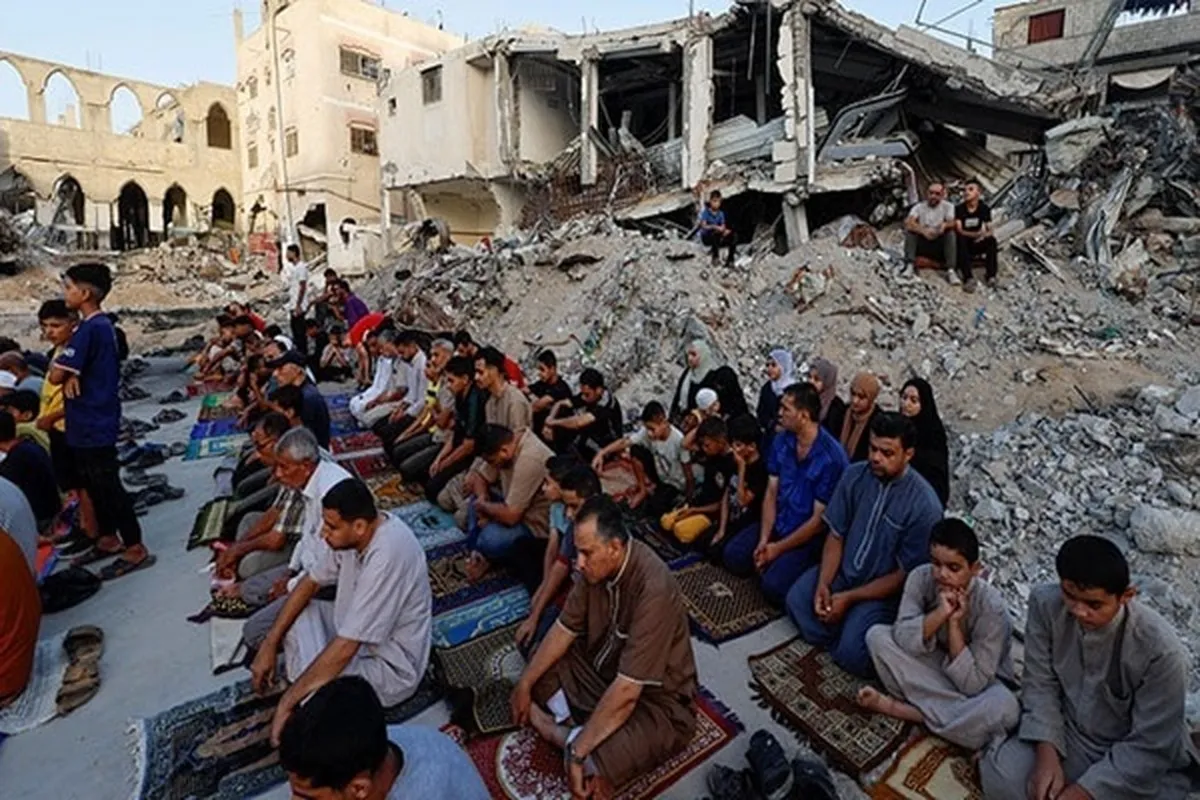 جنگ زدہ غزہ میں ملبے کے ڈھیر پر فلسطینیوں کی نمازِ عید