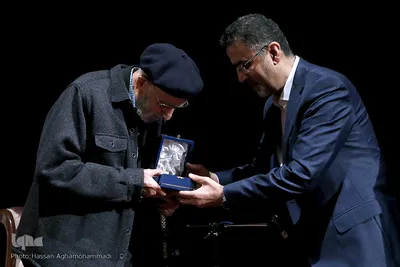 از راست حجت الله ایوبی و محمد علی موحد در بزرگداشت محمدعلی موحد