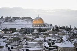 Al-Quds, Al-Aqsa Mosque Blanketed in White after Rare Snowfall  