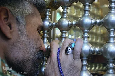 غبارروبی مضجع شريف حضرت سيدعلاءالدين حسين‌بن موسي‌الكاظم(ع)