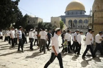 المستوطنون الصهاينة يجددون اقتحامهم لباحات المسجد الأقصى