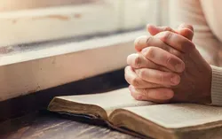 Aufmerksamkeit für „Gott“ und „Menschen“: Die wichtigsten Bestandteile des Gebets
