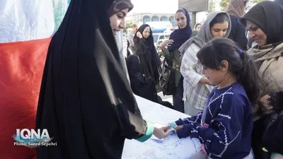 خدمت‌رسانی موکب بسیج دانشجویی ملایر به مردم