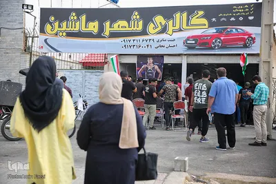 شادی شیرازی ها در مقابل منزل محمدرضا گرایی