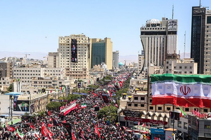 حشود مليونية في مشهد المقدسة استعدادا لبدء مراسم تشييع القائد الشهيد