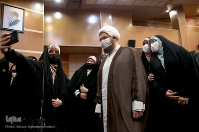 مراسم رونمایی از مجموعه کتب چهل جلدی گام به گام