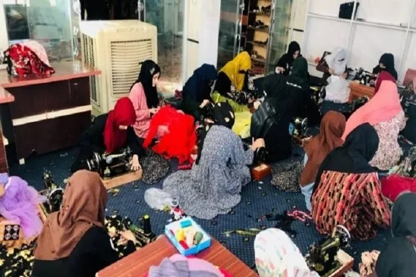 ّپه افغانستان کې یوې سوداګرې مېرمنې ۶۰ ښځو ته دفرهګي کار زمینه برابره کړې