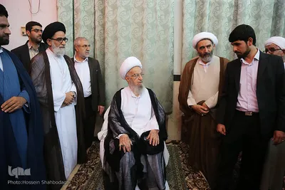 ⁨عمامه‌گذاری در بیوت مراجع هم‌زمان با روز عید غدیر⁩